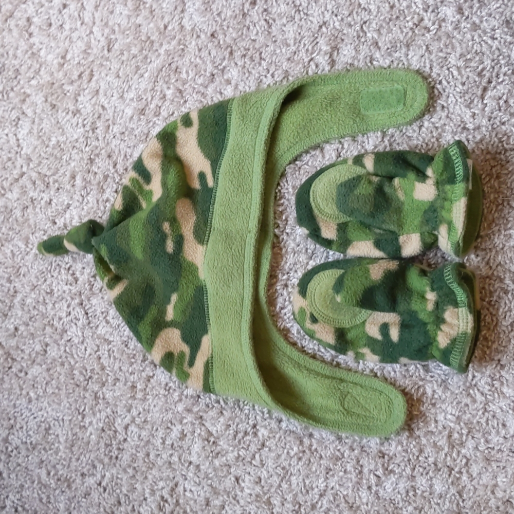 Old navy green camo 18mo hat and mittens